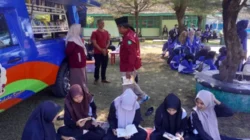 Mobil Perpustakaan Keliling Dispusip Sumenep melayani siswa SMKN 1 Sumenep untuk meningkatkan budaya literasi