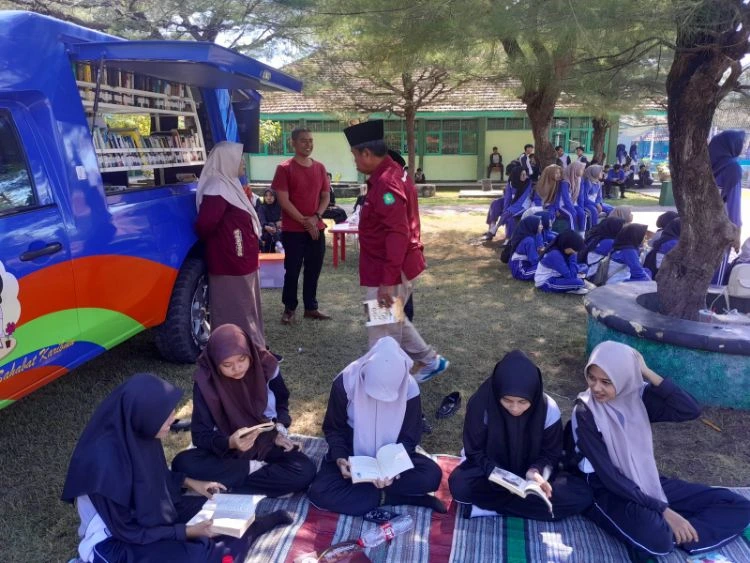 Mobil Perpustakaan Keliling Dispusip Sumenep melayani siswa SMKN 1 Sumenep untuk meningkatkan budaya literasi