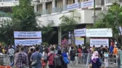 Massa menolak eksekusi eks lahan Hotel Sultan di Blok 15 Gelora Bung Karno Jakarta pada Kamis 18 Juni 2026.