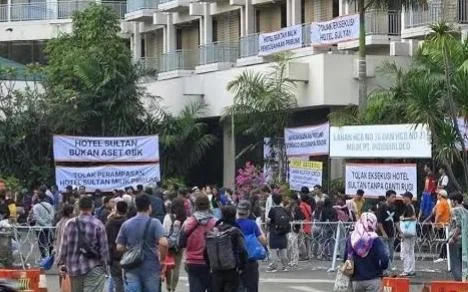 Massa menolak eksekusi eks lahan Hotel Sultan di Blok 15 Gelora Bung Karno Jakarta pada Kamis 18 Juni 2026.