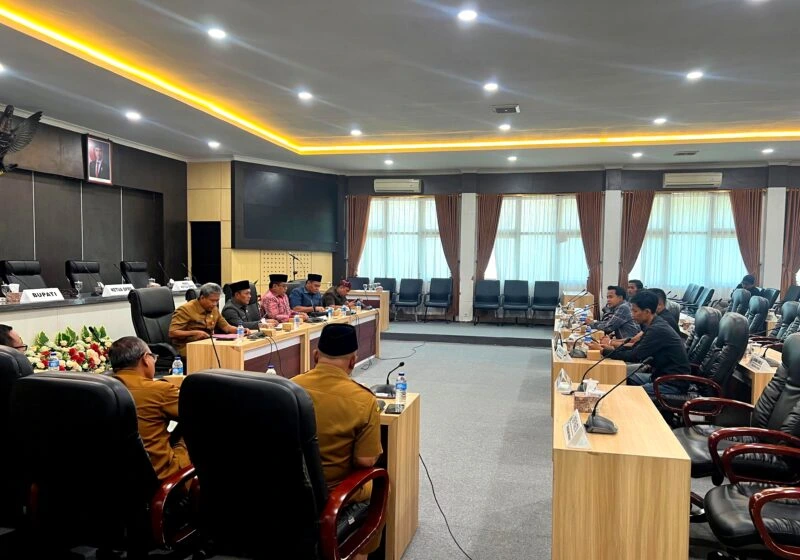 Forum Mahasiswa Pantura menggelar aksi di Kantor Pemkab Pamekasan terkait jabatan pelaksana tugas di sejumlah OPD
