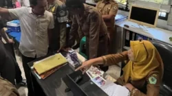 Forum Mahasiswa Pantura menggelar aksi di Kantor Bupati Pamekasan menuntut pelantikan pejabat definitif di lingkungan Pemerintah Kabupaten Pamekasan.