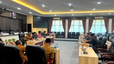 Forum Mahasiswa Pantura menyampaikan tuntutan terkait jabatan Plt di sejumlah OPD saat menggelar aksi di Kantor Pemkab Pamekasan