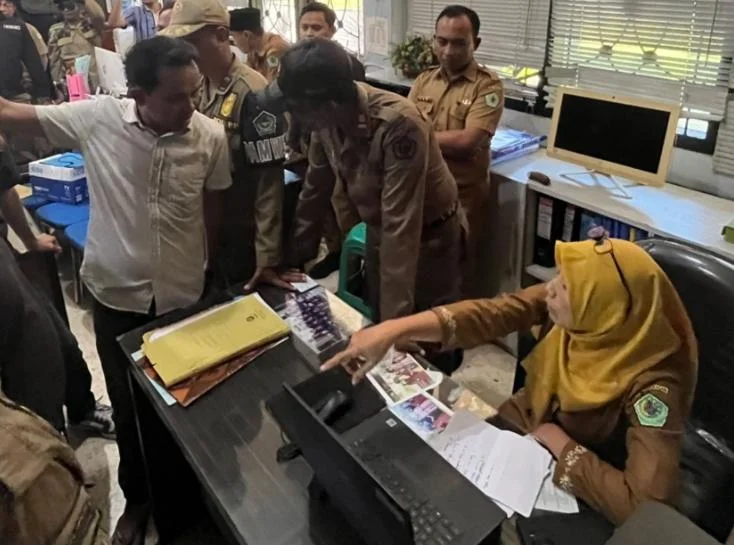 Forum Mahasiswa Pantura menggelar aksi di Kantor Bupati Pamekasan menuntut pelantikan pejabat definitif di lingkungan Pemerintah Kabupaten Pamekasan.