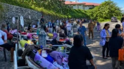 Petugas RSUD Liun Kendage Tahuna mengevakuasi pasien saat gempa bumi terjadi di Kepulauan Sangihe Sulawesi Utara.