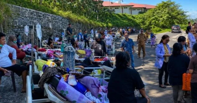 Petugas RSUD Liun Kendage Tahuna mengevakuasi pasien saat gempa bumi terjadi di Kepulauan Sangihe Sulawesi Utara.