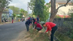 ASN Sumenep bersama BUMN dan BUMD melaksanakan Gerakan Indonesia ASRI melalui kegiatan Jumat Bersih di lingkungan sekolah dan fasilitas publik