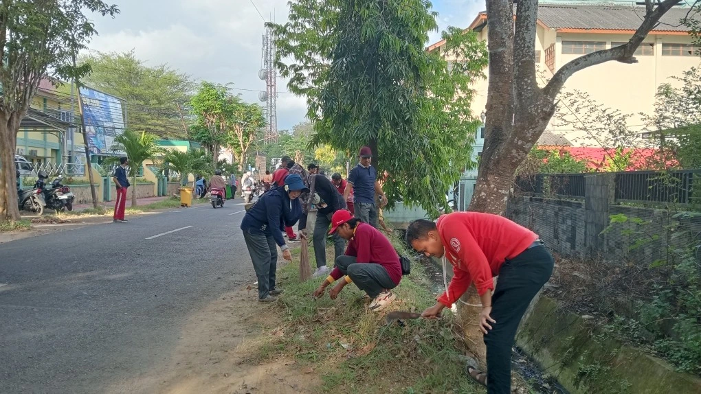 ASN Sumenep bersama BUMN dan BUMD melaksanakan Gerakan Indonesia ASRI melalui kegiatan Jumat Bersih di lingkungan sekolah dan fasilitas publik