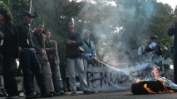 Massa HMI MPO Cabang Serang menyampaikan aspirasi terkait evaluasi kinerja Pemerintah Kabupaten Serang di depan Pendopo Bupati Serang