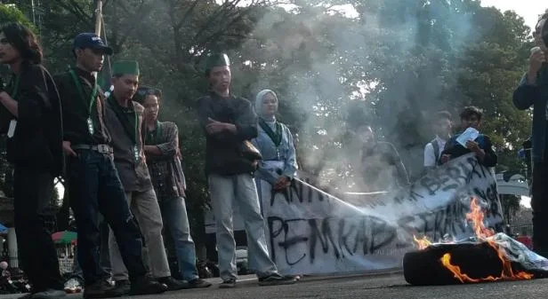 Massa HMI MPO Cabang Serang menyampaikan aspirasi terkait evaluasi kinerja Pemerintah Kabupaten Serang di depan Pendopo Bupati Serang