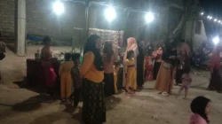 Pedagang kaki lima meramaikan Haflatul Imtihan Yayasan Nurul Yaqin di Desa Lembung Barat, Kecamatan Lenteng, Sumenep