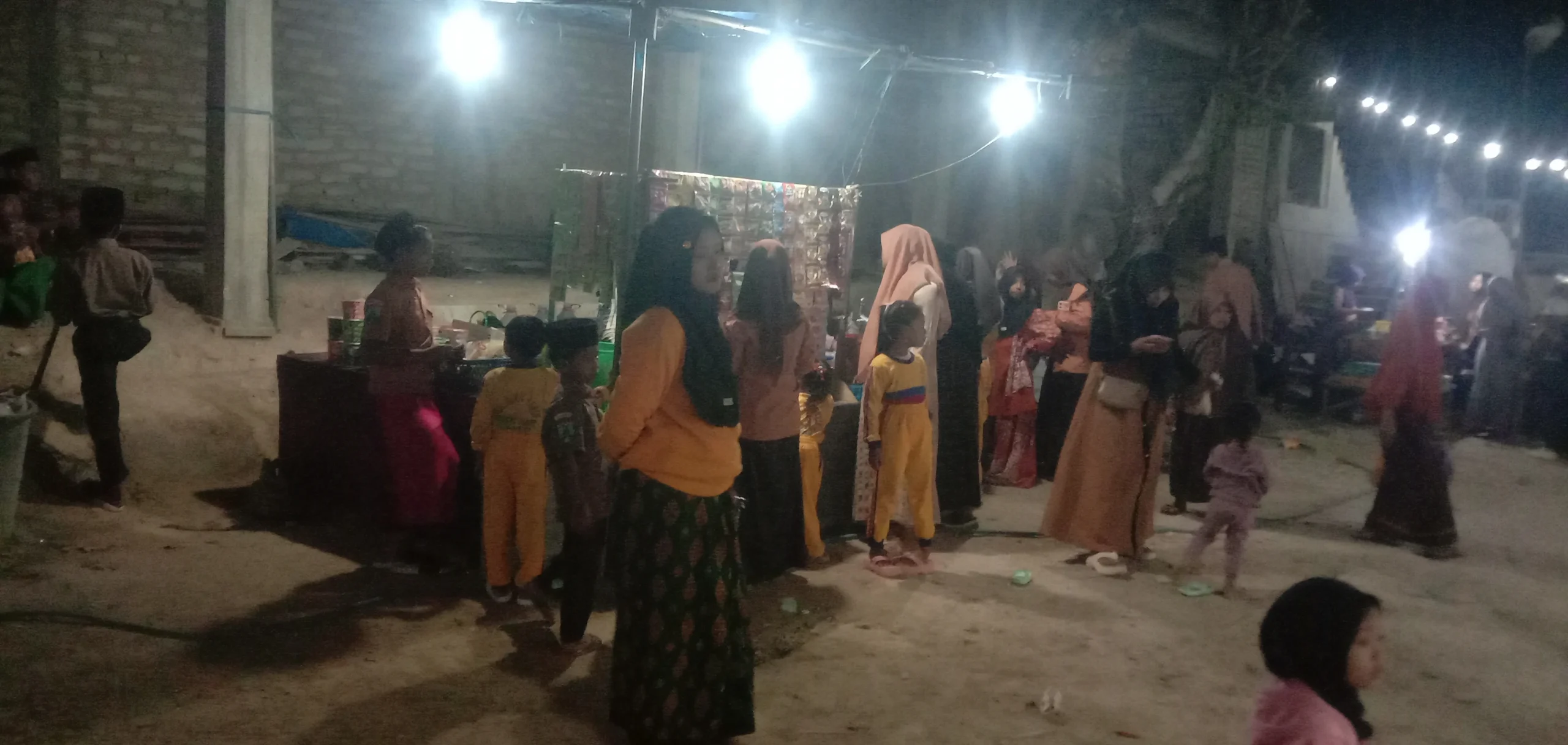 Pedagang kaki lima meramaikan Haflatul Imtihan Yayasan Nurul Yaqin di Desa Lembung Barat, Kecamatan Lenteng, Sumenep