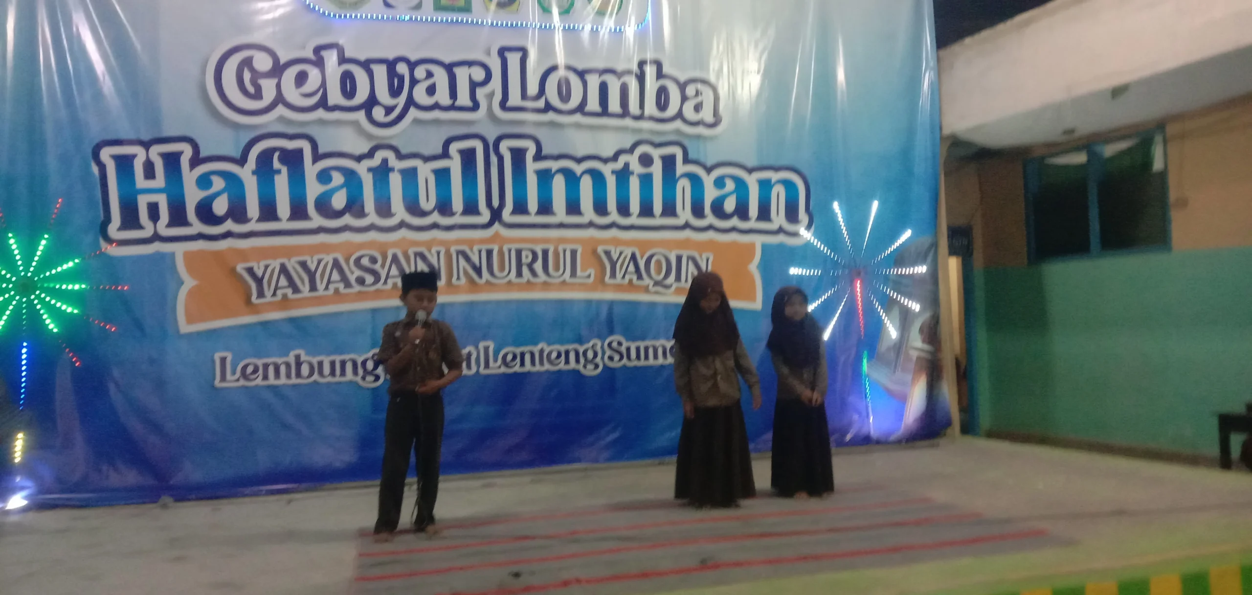 Peserta lomba muhafadhah dan nasyid Islami tampil pada Haflatul Imtihan Yayasan Nurul Yaqin Lembung Barat Sumenep