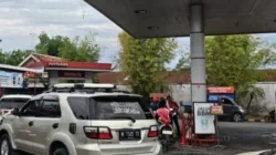 Pengendara mengantre mengisi Pertalite di SPBU Pamekasan usai kenaikan harga Pertamax menjadi Rp16.250 per liter.