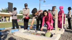 Kapolres Sumenep memimpin ziarah dan tabur bunga di TMP Jokotole pada Hari Bhayangkara ke-80