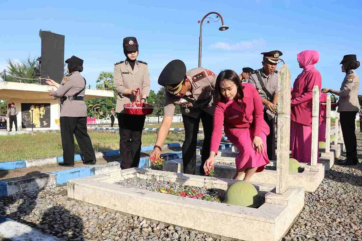 Kapolres Sumenep memimpin ziarah dan tabur bunga di TMP Jokotole pada Hari Bhayangkara ke-80