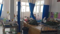 Siswa SMAN 1 Kokop Bangkalan menjalani perawatan medis setelah mengalami gangguan kesehatan usai mengonsumsi Makan Bergizi Gratis
