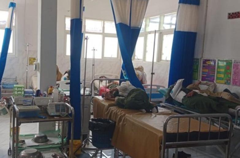 Siswa SMAN 1 Kokop Bangkalan menjalani perawatan medis setelah mengalami gangguan kesehatan usai mengonsumsi Makan Bergizi Gratis