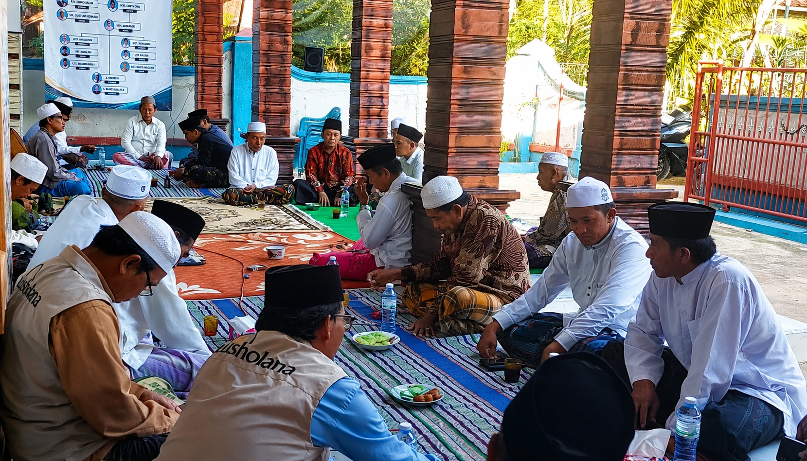 Konsolidasi pengurus Ittisholana Kabupaten Sumenep dan Kecamatan Giligenting di Desa Galis untuk memperkuat program keagamaan