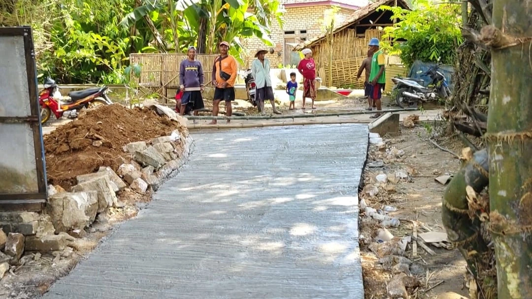 Jalan Menuju Jembatan Garuda Merah Putih di Ambunten Rampung Dicor, Warga Kini Lebih Mudah Beraktivitas