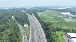 Petugas Jasa Marga bersiap melayani pengguna jalan tol selama libur sekolah 2026 dengan dukungan rest area dan SPKLU.