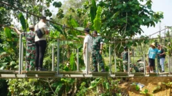 Dandim 0827 Sumenep meninjau pembangunan Jembatan Perintis Garuda di Desa Ambunten Tengah, Kecamatan Ambunten, menjelang peresmian Juli 2026