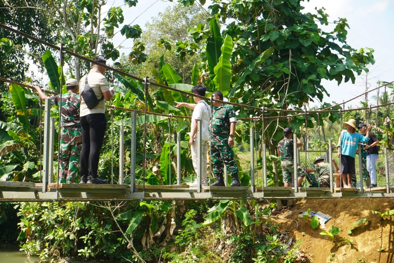 Dandim 0827 Sumenep meninjau pembangunan Jembatan Perintis Garuda di Desa Ambunten Tengah, Kecamatan Ambunten, menjelang peresmian Juli 2026