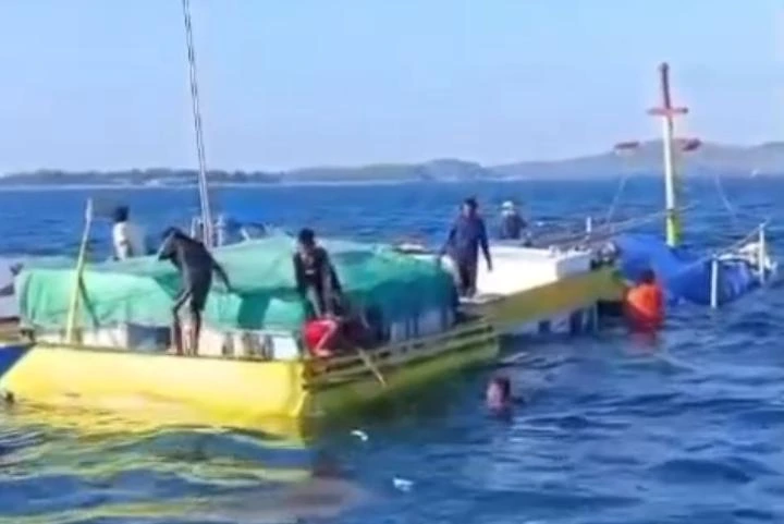 KM LA RISKY tenggelam di perairan Kangean Sumenep setelah menghantam karang dan mengalami kebocoran lambung kapal