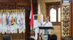 Ali Purnomo saat memberikan arahan kepada pengurus KONI Batang terkait target 10 besar Porprov Jawa Tengah 2026.