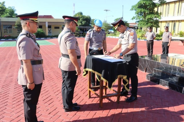 Kapolres Sumenep AKBP Anang Hardiyanto memimpin upacara sertijab Kabagren Polres Sumenep sebagai bagian dari pembinaan karier dan penyegaran organisasi Polri