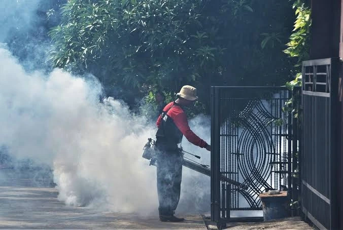 Kasus DBD Kota Bekasi 2026, petugas kesehatan dan kader Jumantik melakukan pemeriksaan jentik nyamuk untuk mencegah penyebaran dengue
