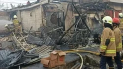 Kebakaran dekat Stasiun Tanah Abang Jakarta Pusat menghanguskan sejumlah rumah warga dan mengganggu perjalanan KRL.