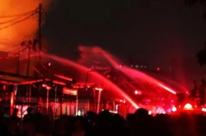 Petugas damkar menangani kebakaran Kemayoran yang menghanguskan 250 rumah dan menyebabkan 620 warga terdampak