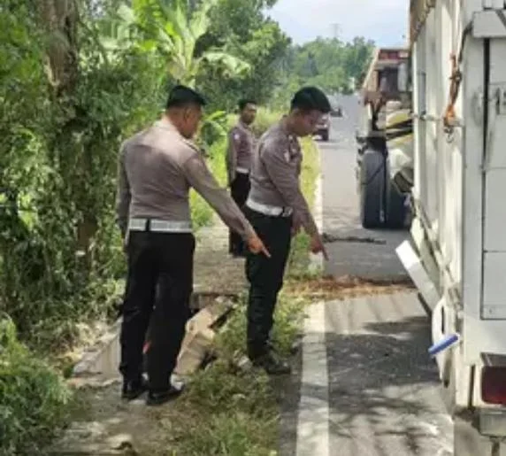 Kecelakaan beruntun truk bus rombongan TK dan sepeda motor di Blega Bangkalan menyebabkan satu korban meninggal dunia Kecelakaan Beruntun di Blega Bangkalan, Pengendara Motor Tewas usai Terjepit Truk