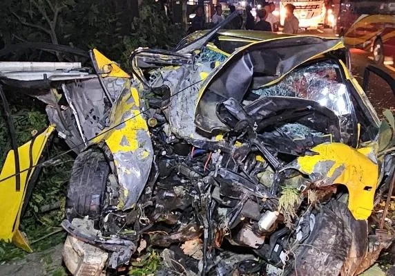 Kondisi Honda Civic dan mobil pikap usai kecelakaan maut di Jalan Raya Desa Pakaan Dajah, Kecamatan Galis, Kabupaten Bangkalan, Jawa Timur.