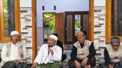 Kiai Abdul Qodir Muhammad saat menyampaikan pentingnya penguatan syiar Shalawat Nariyah dalam konsolidasi Ittisholana Giligenting