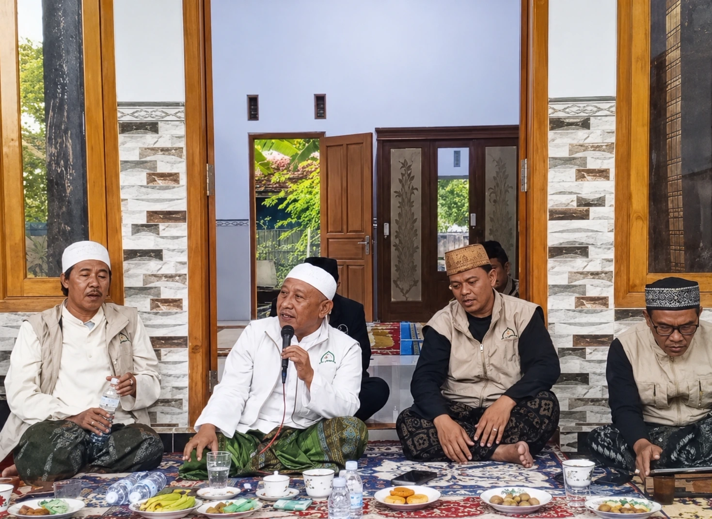 Kiai Abdul Qodir Muhammad saat menyampaikan pentingnya penguatan syiar Shalawat Nariyah dalam konsolidasi Ittisholana Giligenting