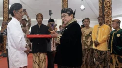 Prosesi penyerahan pusaka Keraton Sumenep kepada Wakil Bupati KH Imam Hasyim dalam Kirab Pusaka