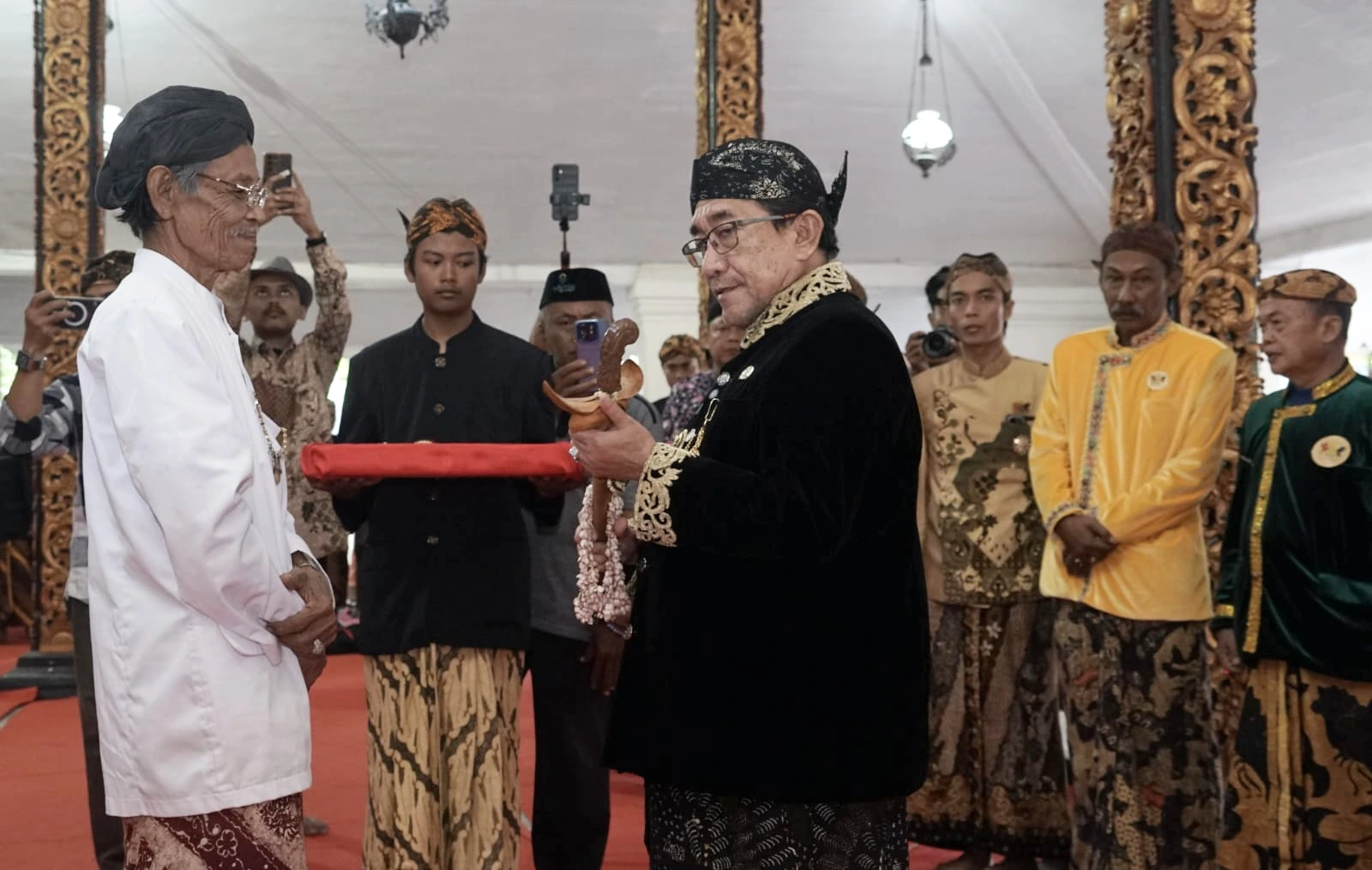 Prosesi penyerahan pusaka Keraton Sumenep kepada Wakil Bupati KH Imam Hasyim dalam Kirab Pusaka