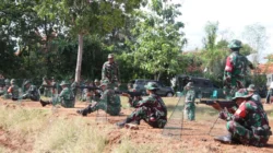 Prajurit Kodim 0827 Sumenep mengikuti latihan menembak senjata ringan di Lapangan Tembak Santosa