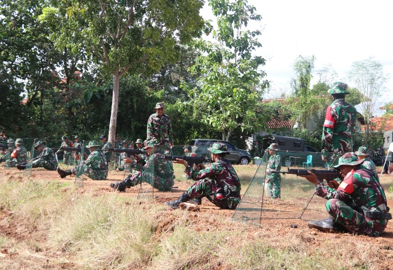 Prajurit Kodim 0827 Sumenep mengikuti latihan menembak senjata ringan di Lapangan Tembak Santosa