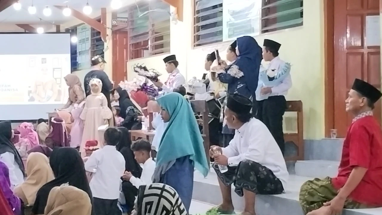 Lepas pisah 16 siswa MI Miftahul Falah Angkatan XXVII Dusun Barak Lao' Desa Galis Kabupaten Sumenep