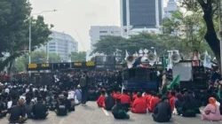 Personel kepolisian mengamankan aksi demonstrasi di Jakarta Pusat pada 19 Juni 2026