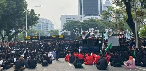 Personel kepolisian mengamankan aksi demonstrasi di Jakarta Pusat pada 19 Juni 2026
