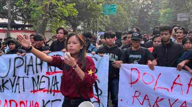 Mahasiswa Bandung Gelar Aksi di DPRD Jabar, Soroti Ekonomi, Program MBG dan Kenaikan Harga BBM