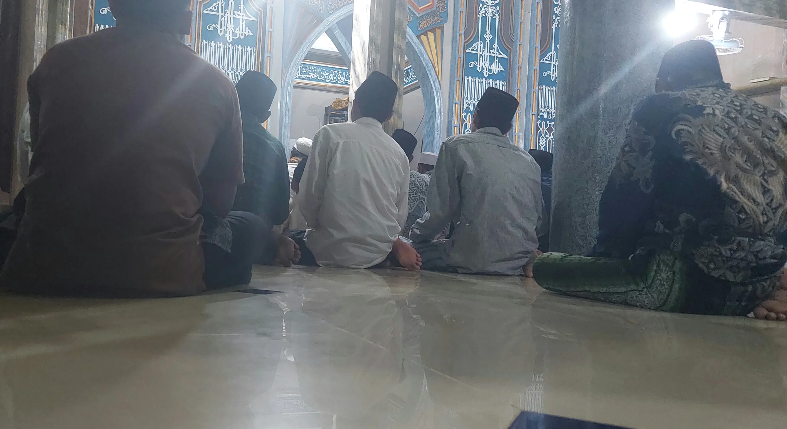 Jamaah Masjid Baiturrahma Giligenting Sumenep mengikuti doa bersama dan yasinan menyambut Tahun Baru Islam 1448 Hijriah