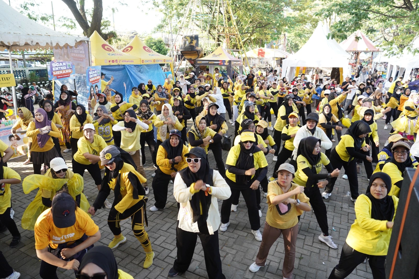 Peserta mengikuti kegiatan Fun Zumba yang diselenggarakan Maxim di ruang terbuka sebagai kampanye gaya hidup sehat dan aktif bagi masyarakat