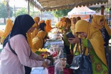 Bazar UMKM Milad Ke-109 Aisyiyah Situbondo menampilkan produk unggulan anggota Pimpinan Cabang Aisyiyah di Pendopo Rakyat Situbondo
