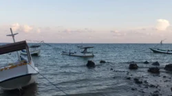 Perahu nelayan di Giligenting bersandar karena cuaca buruk dan kelangkaan solar