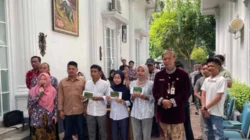 Nia Kurnia Fauzi menyerahkan beasiswa APBD kepada mahasiswa di Kabupaten Sumenep